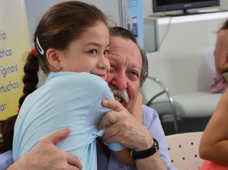Pedro Bandeira conversa com o público e autografa livros