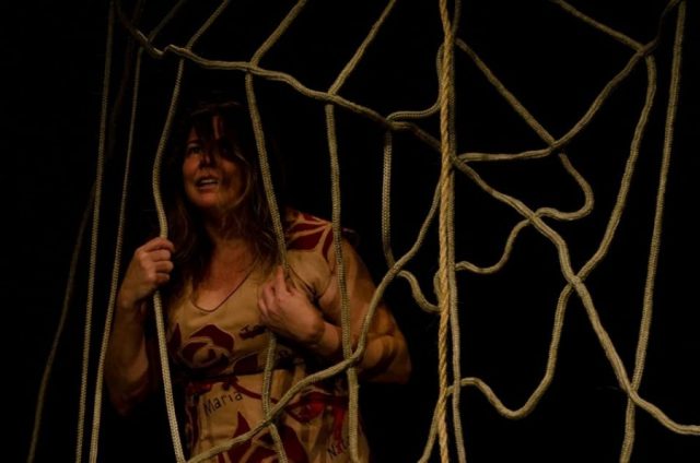 Michella no espetáculo "O que eu deveria ser se não fosse quem eu sou" | Foto: Reprodução/Facebook