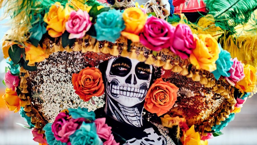 Mulher vestida de Catrina para celebração de Dia de Los Muertos no