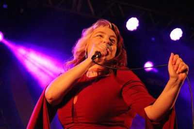 Fernanda Costa e Gaby Violeira representam cantoras brasileiras em  homenagem do Aparecida Sertaneja