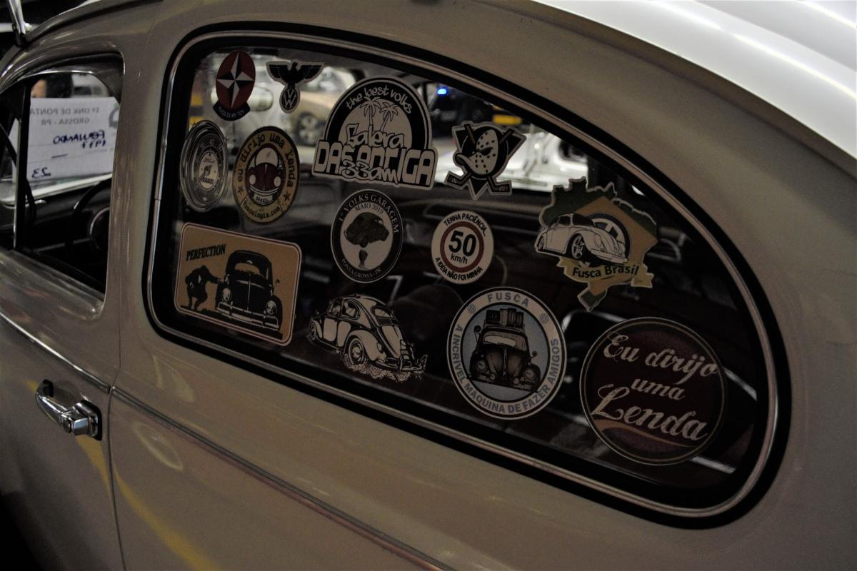 Alguns fuscas possuíam diversos adesivos colados em suas janelas, demonstrando o amor de seus proprietários pelo veículo que fez história no Brasil.
