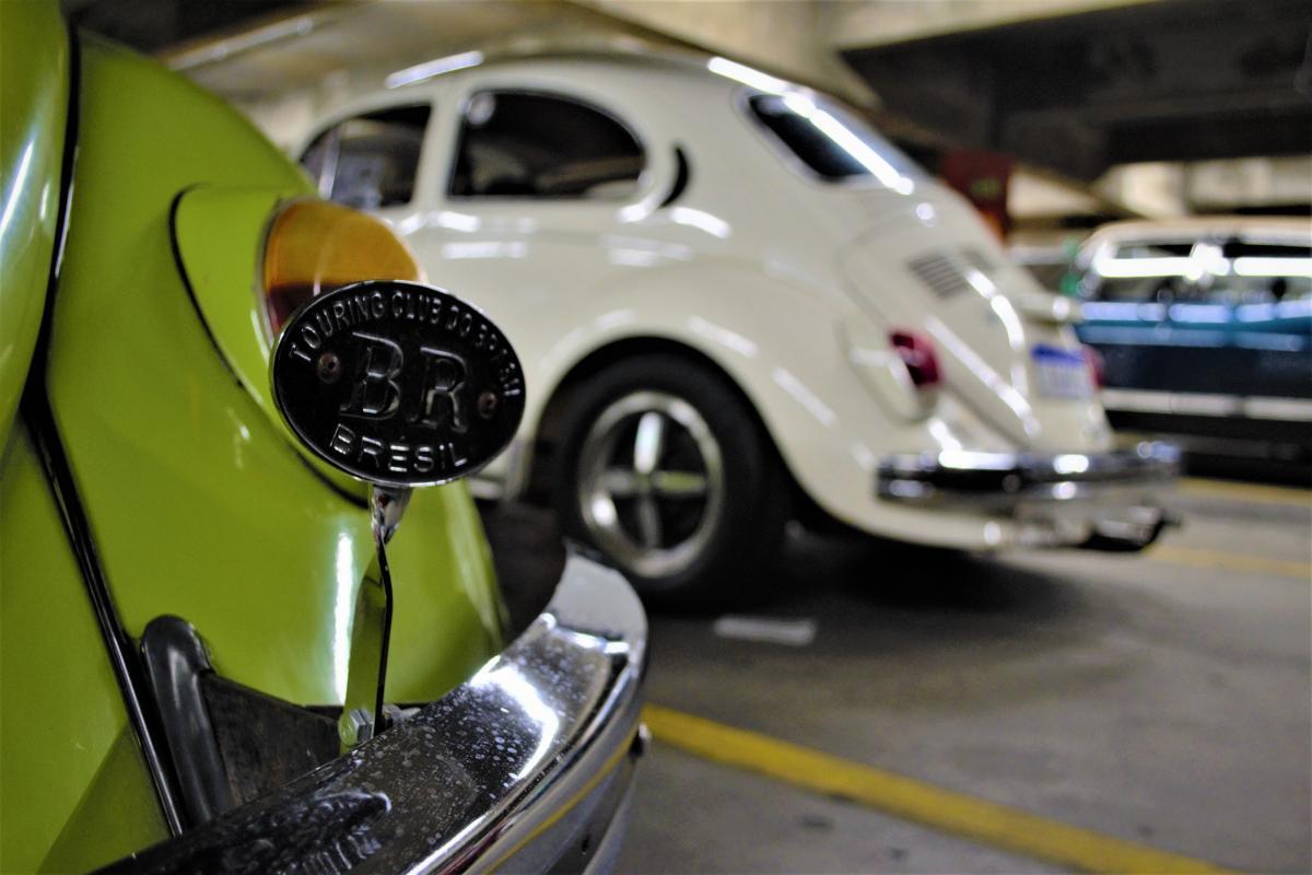 O Fusca intregrante do evento possui uma haste com emblema do Touring Club,  Clube internacional que da apoio para carros importados.