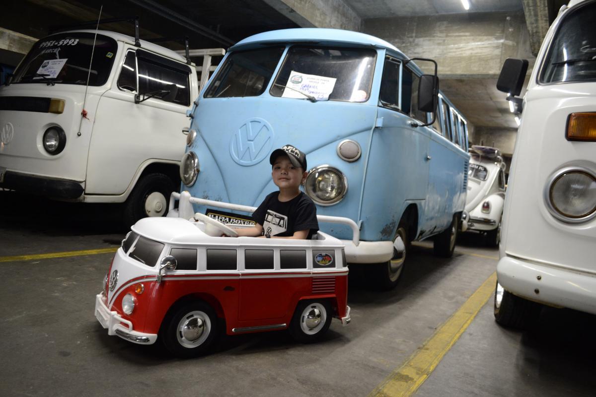O pequeno Lucca de Geus, com apenas cinco anos de idade, herda o gosto de seu pai, Gabriel de Geus, por Kombi e desfila com a sua miniatura do carro durante o evento.
