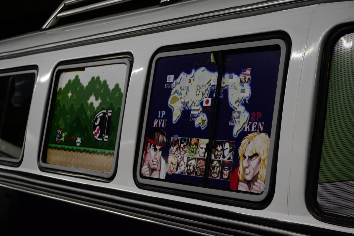 Uma das Kombis, integrante do evento, apresenta em suas janelas adesivos que fazem referência a jogos clássicos de video-game.
